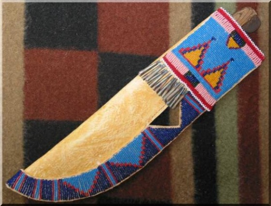 blackfoot_knife-sheath_1c_ca.1890_beads_38cm.jpg